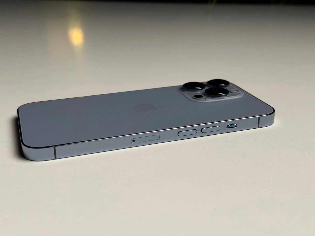 ВЖИВАНИЙ Б/У Apple iPhone 13 Pro 256GB Sierra Blue (MLU03, MLVP3) - Стан: гарний | Акумулятор: 100% | Комплектація: iPhone, кабель | Гарантія: 3 міс.