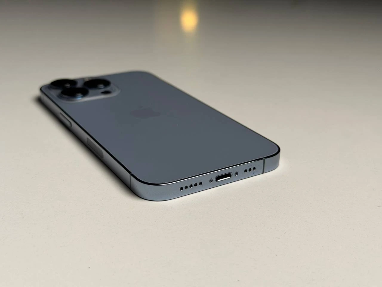 ВЖИВАНИЙ Б/У Apple iPhone 13 Pro 256GB Sierra Blue (MLU03, MLVP3) - Стан: гарний | Акумулятор: 100% | Комплектація: iPhone, кабель | Гарантія: 3 міс.