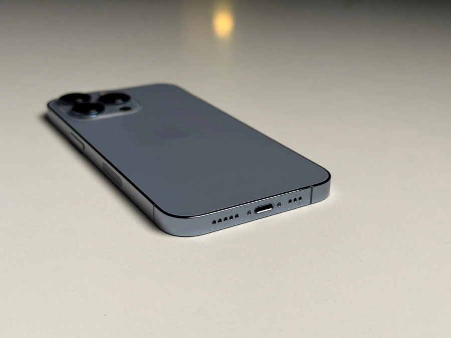 ВЖИВАНИЙ Б/У Apple iPhone 13 Pro 256GB Sierra Blue (MLU03, MLVP3) - Стан: гарний | Акумулятор: 100% | Комплектація: iPhone, кабель | Гарантія: 3 міс.