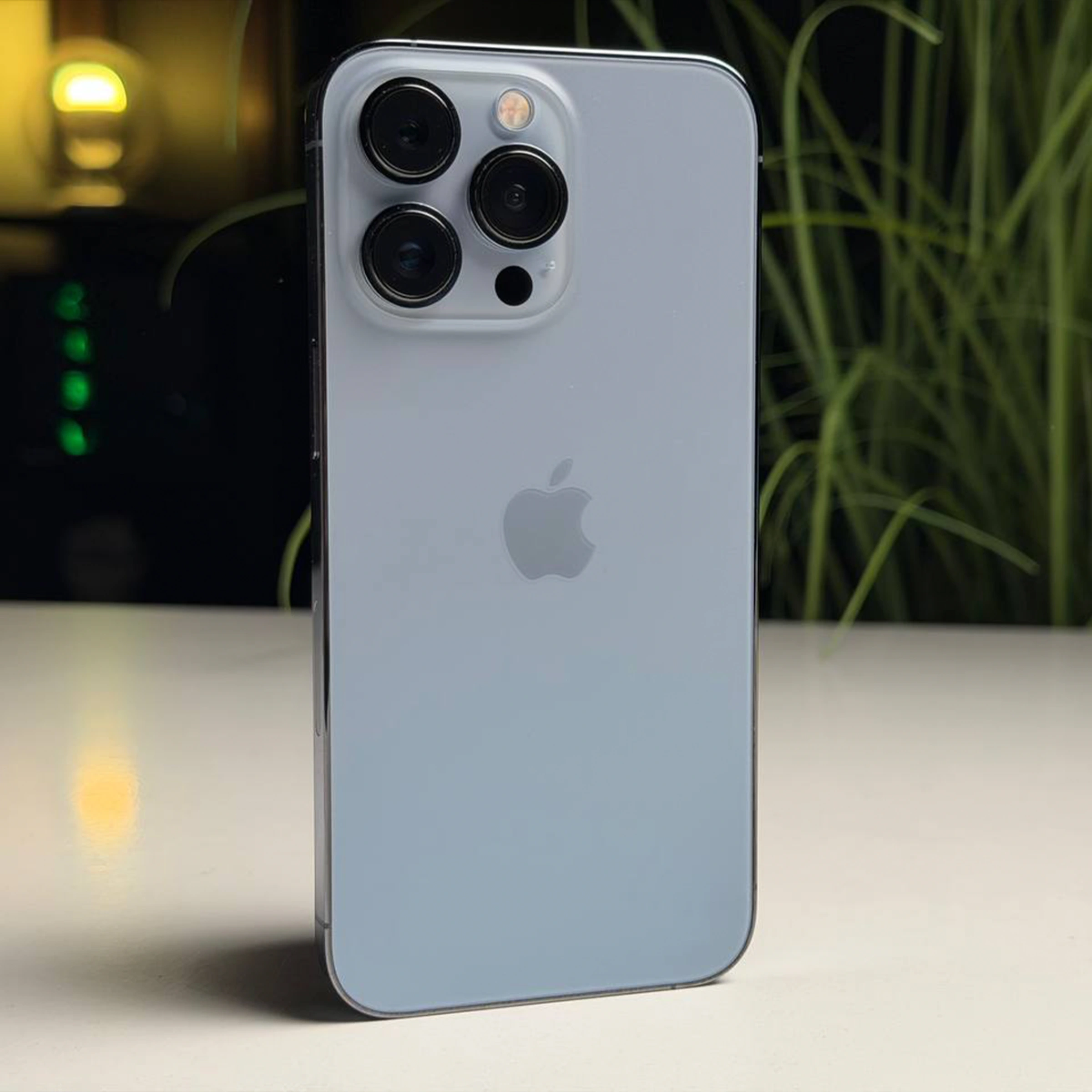 ВЖИВАНИЙ Б/У Apple iPhone 13 Pro 256GB Sierra Blue (MLU03, MLVP3) - Стан: гарний | Акумулятор: 100% | Комплектація: iPhone, кабель | Гарантія: 3 міс.