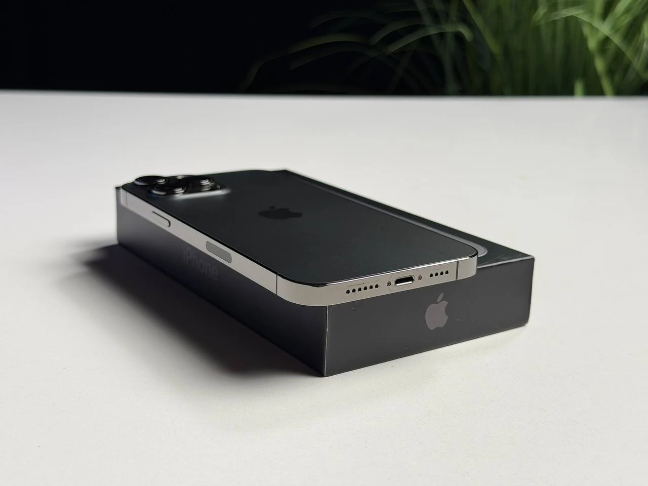 ВЖИВАНИЙ Б/У Apple iPhone 13 Pro Max 256GB Graphite (MLKR3, MLLA3) - Стан: гарний | Акумулятор: 100% | Комплектація: повний | Гарантія: 3 міс.