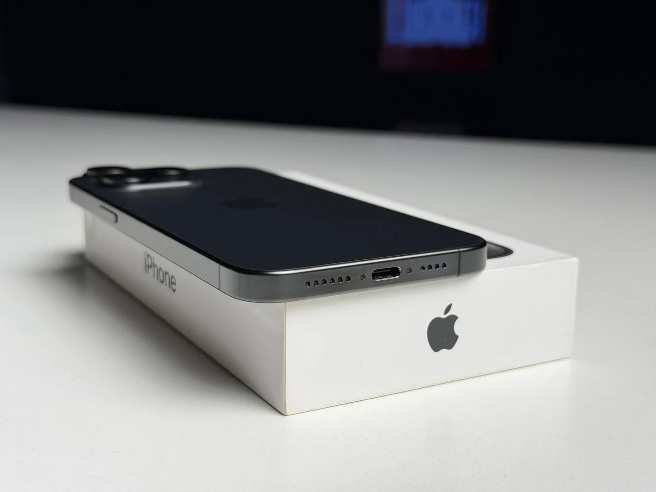 ВЖИВАНИЙ Б/У Apple iPhone 15 Pro Max 1TB Black Titanium (MU7G3) - Стан: гарний | Акумулятор: 100% | Комплектація: повний | Гарантія: 3 міс.