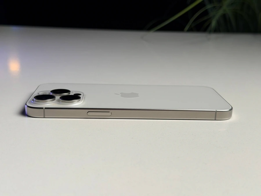 ВЖИВАНИЙ Б/У Apple iPhone 15 Pro Max 256GB White Titanium (MU783) - Стан: гарний | Акумулятор: 87% | Комплектація: iPhone, кабель | Гарантія: 3 міс.