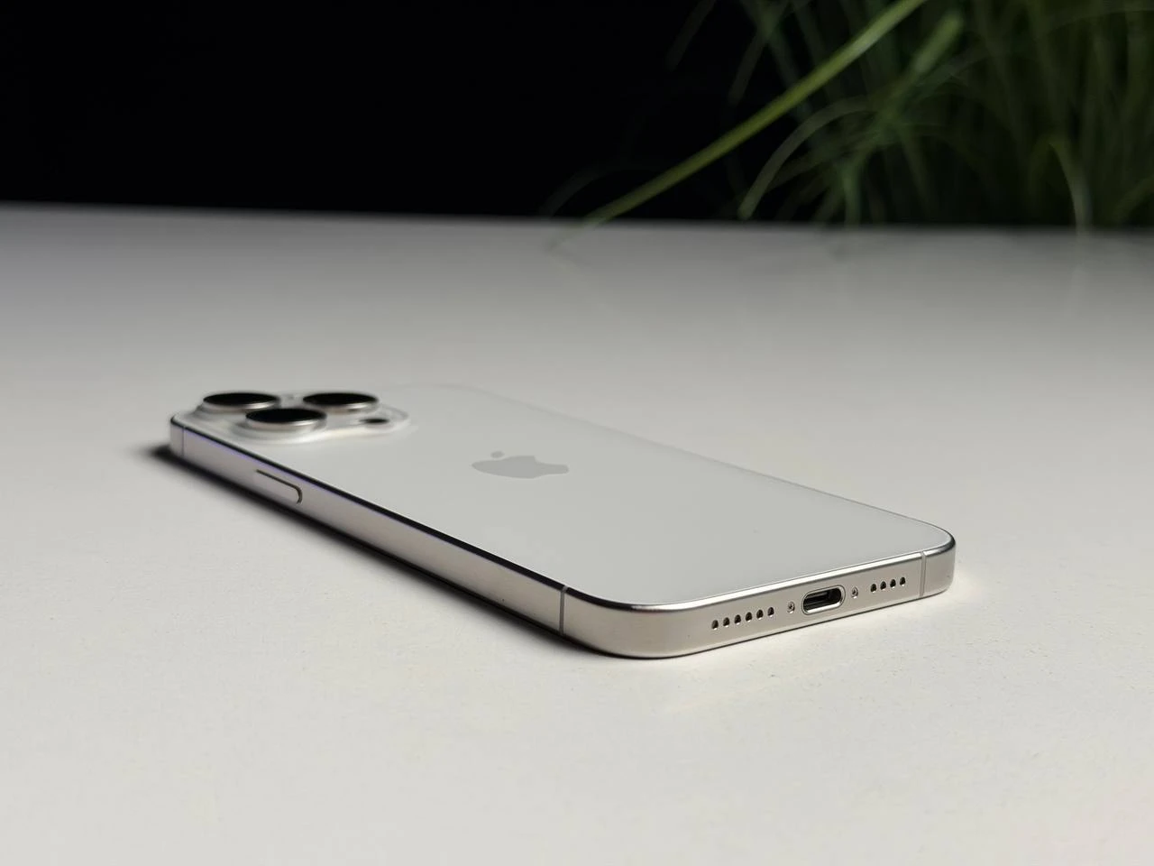 ВЖИВАНИЙ Б/У Apple iPhone 15 Pro Max 256GB White Titanium (MU783) - Стан: гарний | Акумулятор: 87% | Комплектація: iPhone, кабель | Гарантія: 3 міс.