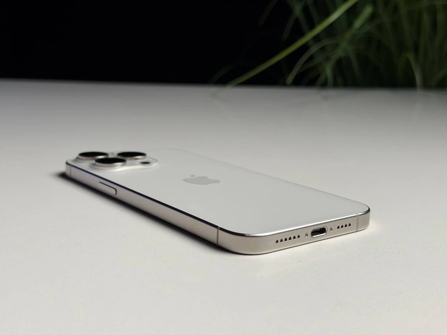 ВЖИВАНИЙ Б/У Apple iPhone 15 Pro Max 256GB White Titanium (MU783) - Стан: гарний | Акумулятор: 87% | Комплектація: iPhone, кабель | Гарантія: 3 міс.