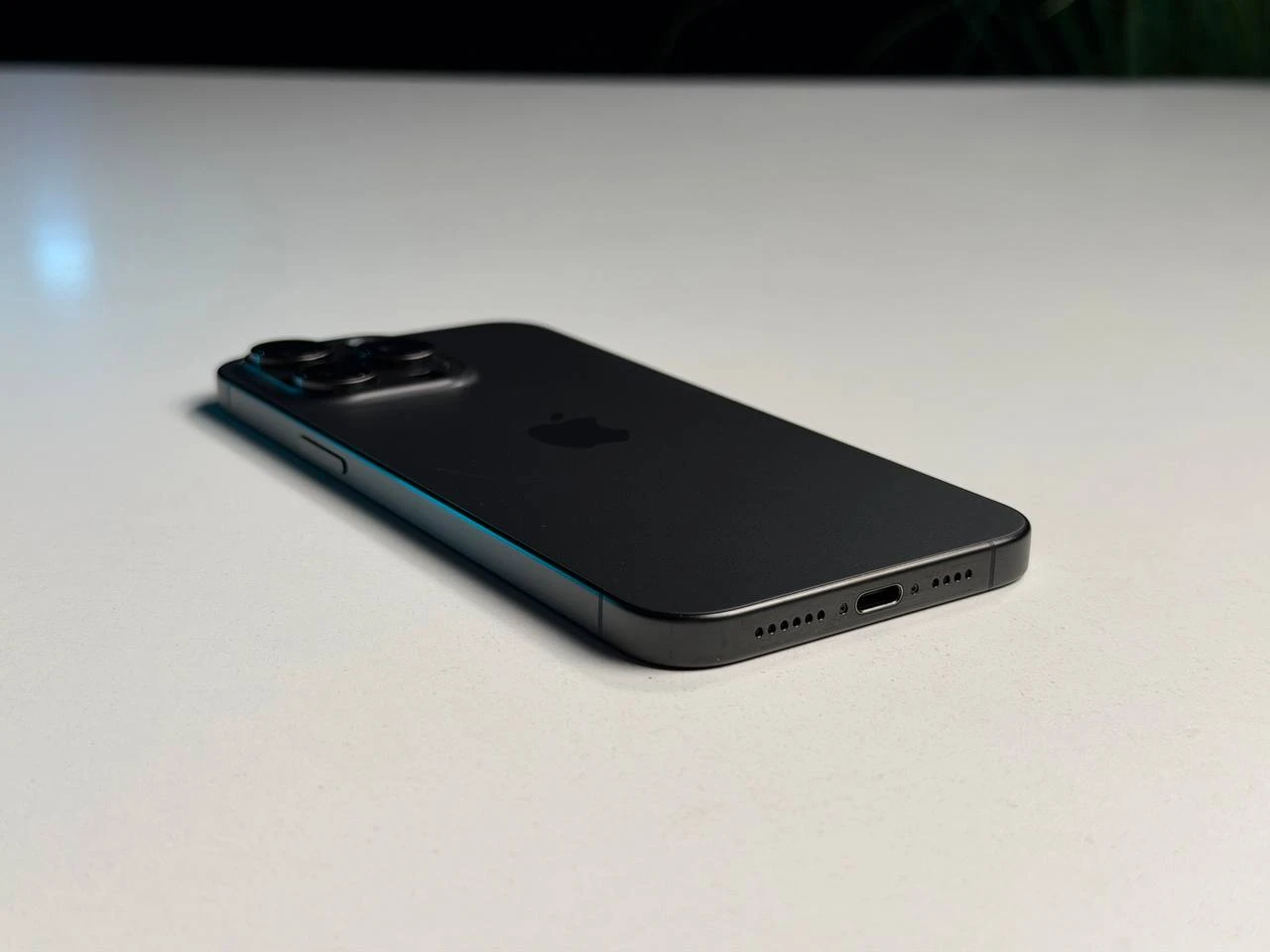 ВЖИВАНИЙ Б/У Apple iPhone 15 Pro Max 512GB Black Titanium (MU7C3) - Состояние: хороший | Аккумулятор: 88% | Комплектация: iPhone, кабель | Гарантия: 3 мес.
