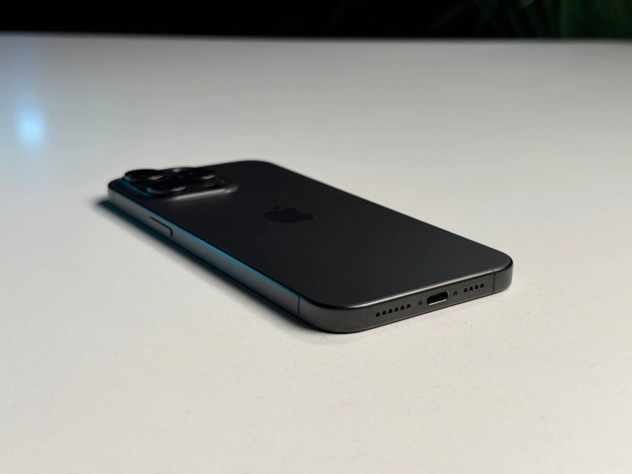 ВЖИВАНИЙ Б/У Apple iPhone 15 Pro Max 512GB Black Titanium (MU7C3) - Состояние: хороший | Аккумулятор: 88% | Комплектация: iPhone, кабель | Гарантия: 3 мес.
