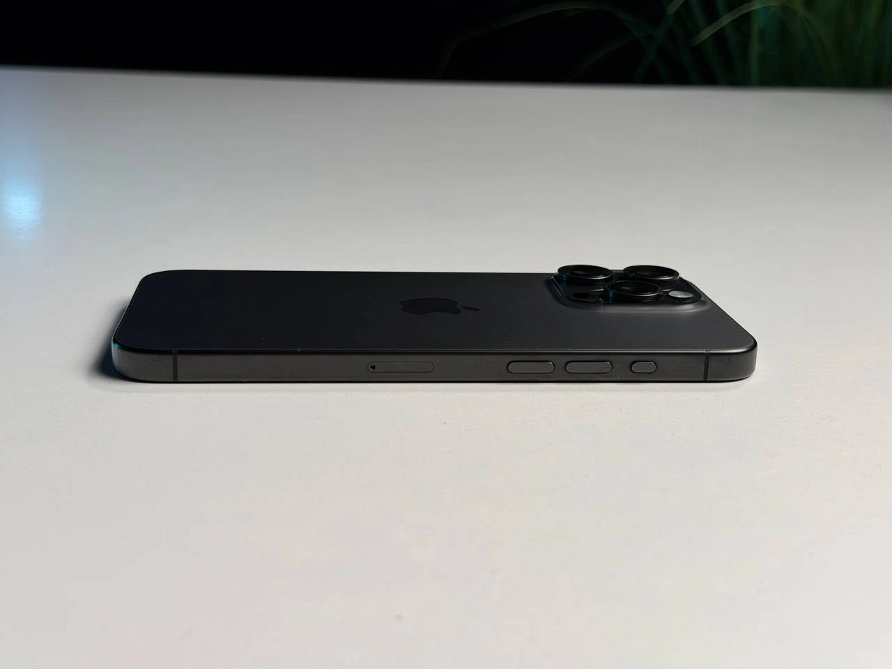 ВЖИВАНИЙ Б/У Apple iPhone 15 Pro Max 512GB Black Titanium (MU7C3) - Состояние: хороший | Аккумулятор: 88% | Комплектация: iPhone, кабель | Гарантия: 3 мес.