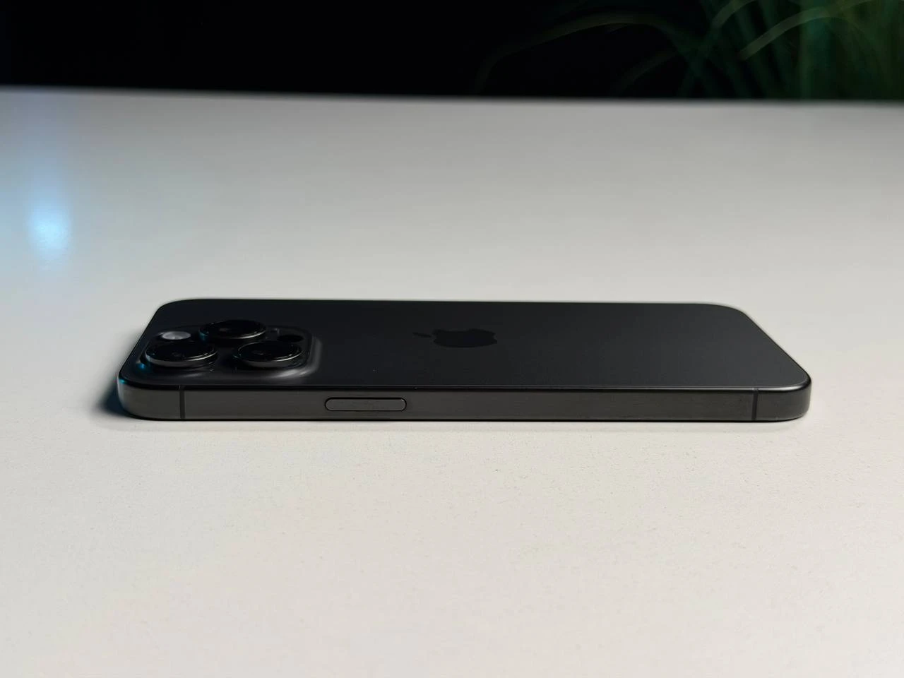 ВЖИВАНИЙ Б/У Apple iPhone 15 Pro Max 512GB Black Titanium (MU7C3) - Состояние: хороший | Аккумулятор: 88% | Комплектация: iPhone, кабель | Гарантия: 3 мес.