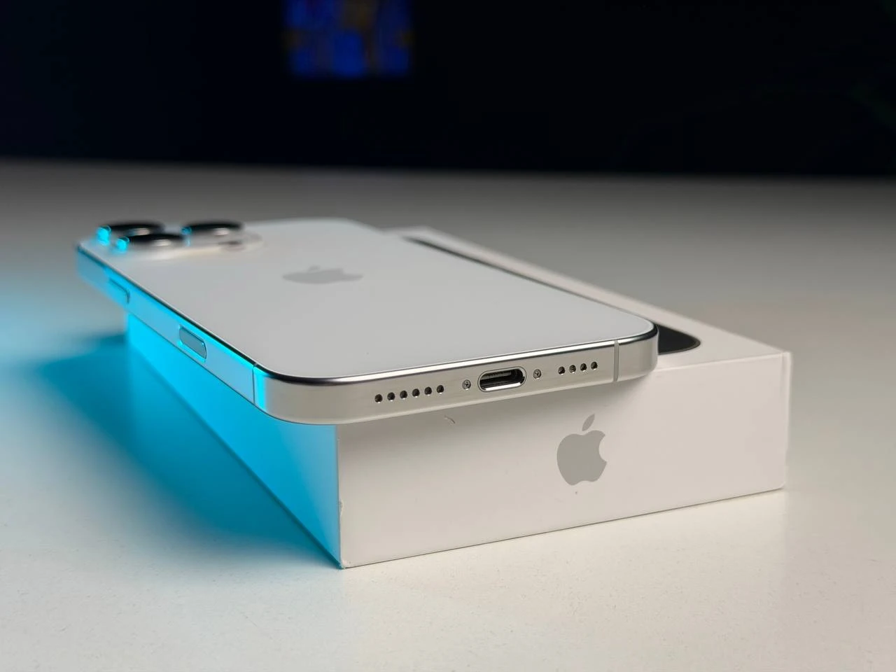 ВЖИВАНИЙ Б/У Apple iPhone 16 Pro Max 256GB White Titanium (MYWW3) - Стан: гарний | Акумулятор: 93% | Комплектація: повний | Гарантія: 3 міс.