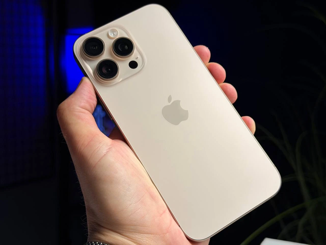ВЖИВАНИЙ Б/У Apple iPhone 16 Pro Max 512GB Desert Titanium (MYX23) - Стан: гарний | Акумулятор: 97% | Комплектація: повний | Гарантія: 3 міс.