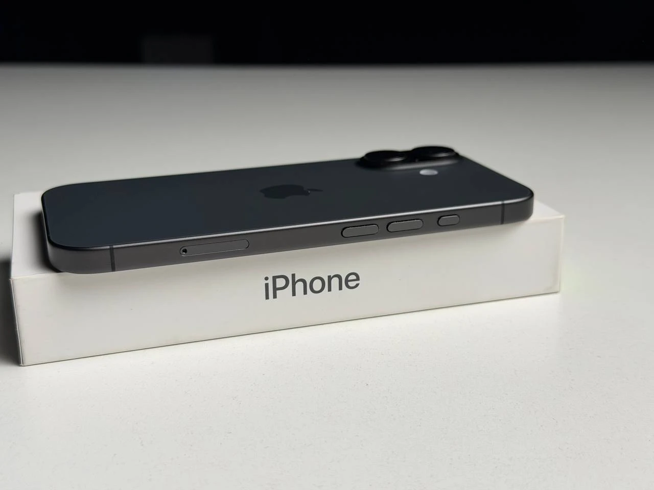 ВЖИВАНИЙ Б/У Apple iPhone 17 256GB Black (MG6J4) - Состояние: хороший | Аккумулятор: 100% | Комплектация: полный | Гарантия: 3 мес.