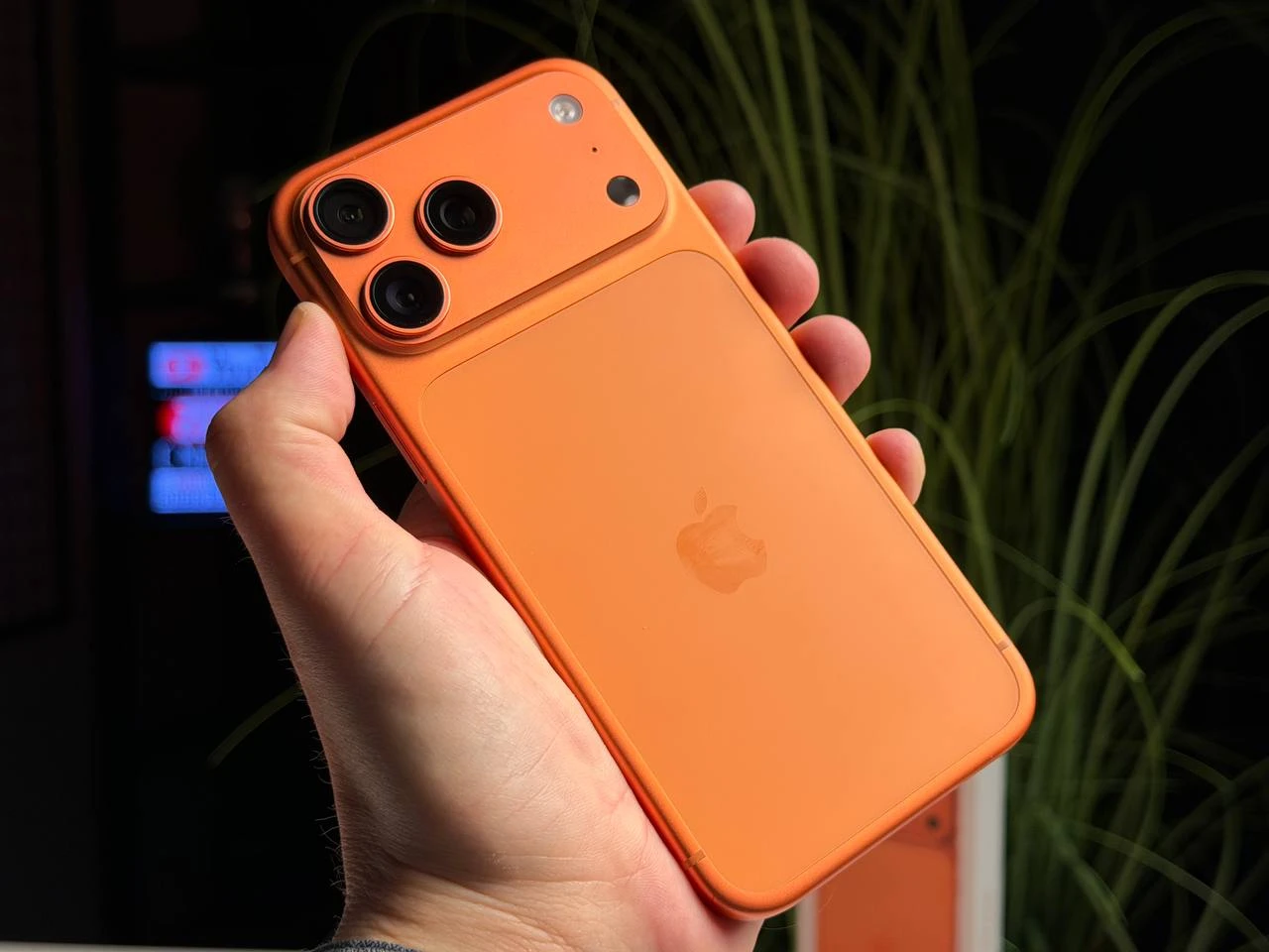 ВЖИВАНИЙ Б/У Apple iPhone 17 Pro Max 256GB eSim Cosmic Orange (MFXH4, MFY94) - Стан: гарний | Акумулятор: 100% | Комплектація: повний | Гарантія: 3 міс.