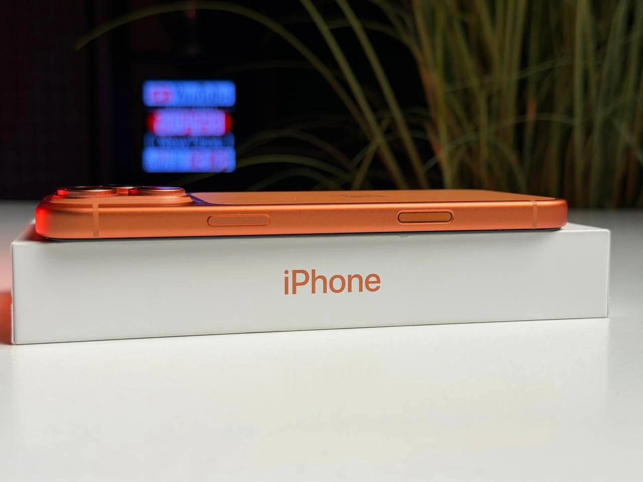 ВЖИВАНИЙ Б/У Apple iPhone 17 Pro Max 256GB eSim Cosmic Orange (MFXH4, MFY94) - Стан: гарний | Акумулятор: 100% | Комплектація: повний | Гарантія: 3 міс.