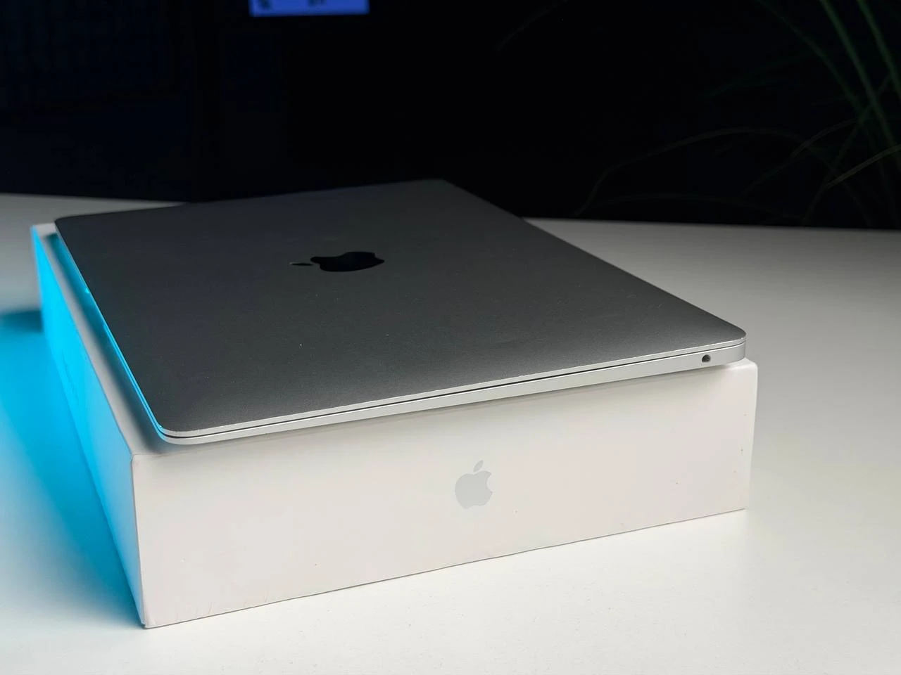 ВЖИВАНИЙ Б/У MacBook Air 13" M1/8CPU/7GPU/8GB/256GB Silver 2020 (MGN93) - Стан: гарний | Акумулятор: 83% | Комплектація: повний | Гарантія: 3 міс.