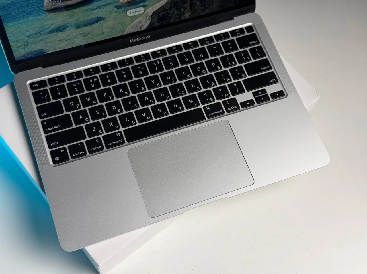ВЖИВАНИЙ Б/У MacBook Air 13" M1/8CPU/7GPU/8GB/256GB Silver 2020 (MGN93) - Стан: гарний | Акумулятор: 83% | Комплектація: повний | Гарантія: 3 міс.