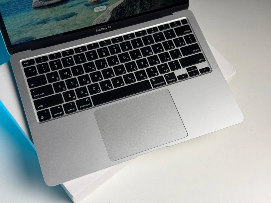 ВЖИВАНИЙ Б/У MacBook Air 13" M1/8CPU/7GPU/8GB/256GB Silver 2020 (MGN93) - Стан: гарний | Акумулятор: 83% | Комплектація: повний | Гарантія: 3 міс.