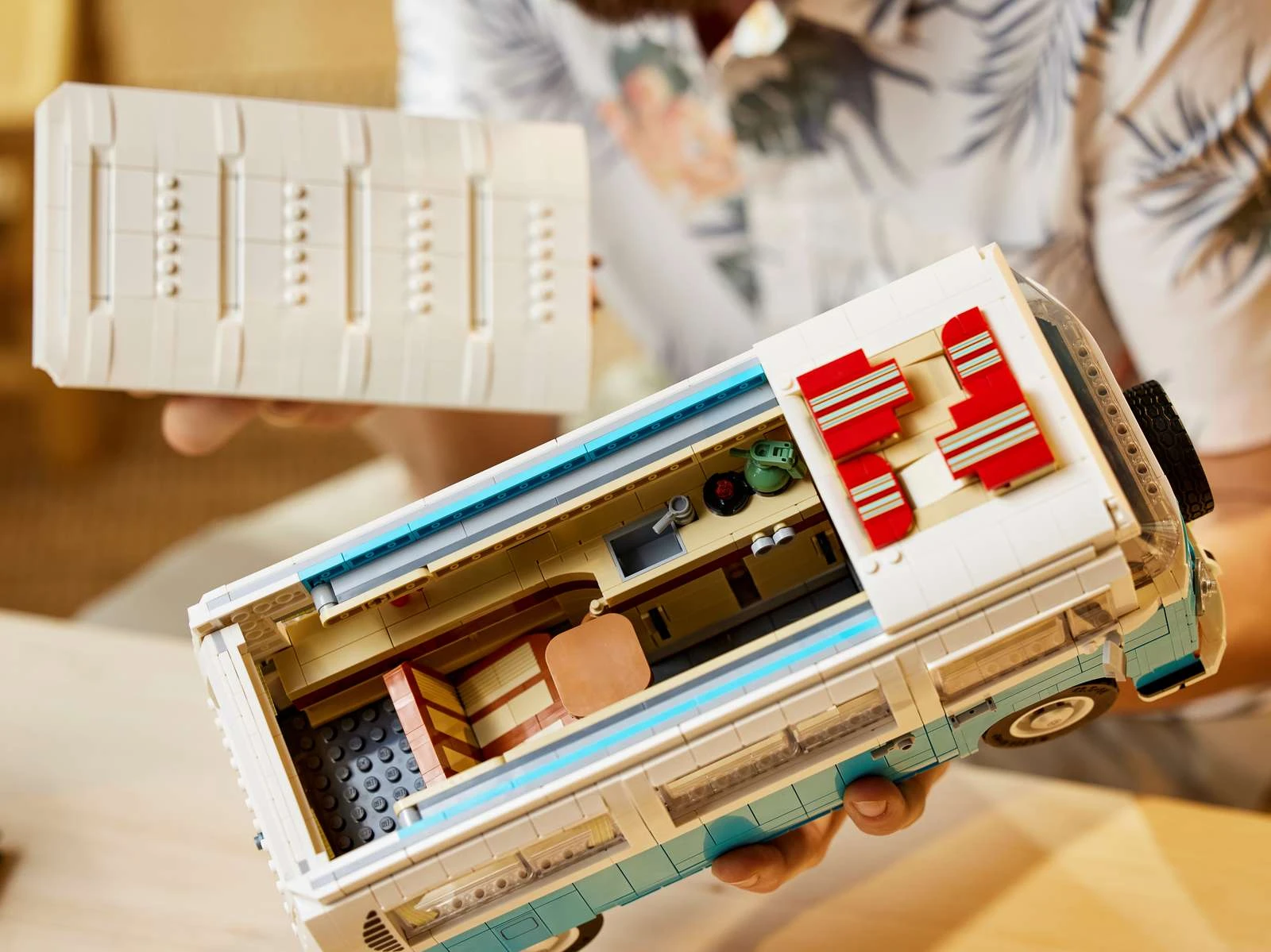 Блоковий конструктор LEGO Icons Фургон Volkswagen T2 Camper (10279)