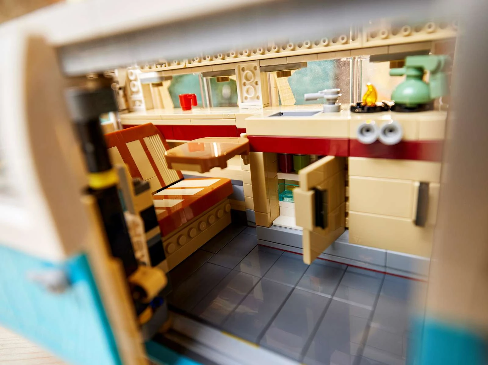 Блоковий конструктор LEGO Icons Фургон Volkswagen T2 Camper (10279)