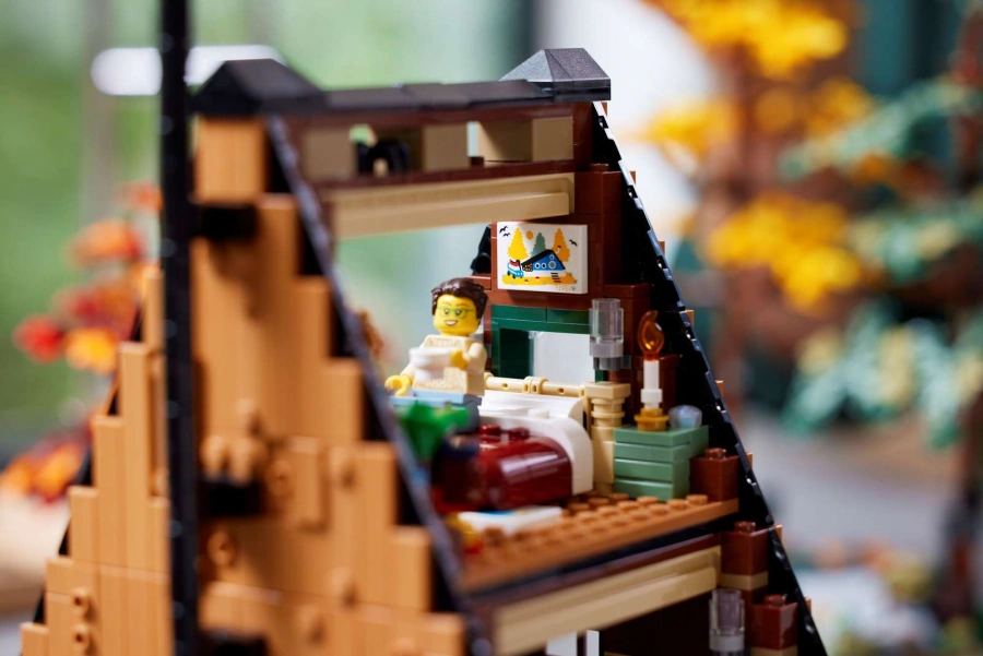 Блоковий конструктор LEGO Ideas Трикутний будиночок (21338)