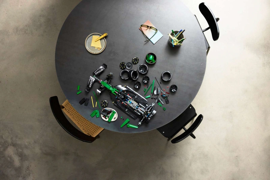 Блоковий конструктор LEGO Technic Автомобіль F1 Aston Martin Aramco AMR25 (42240)