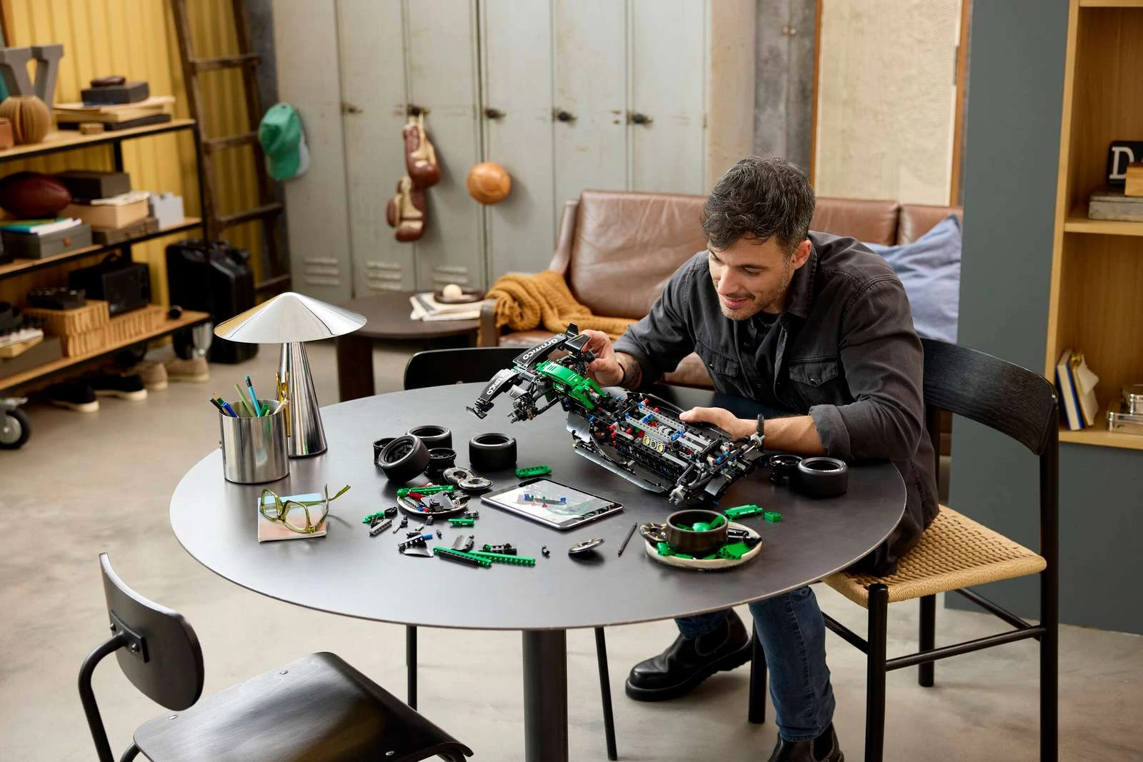 Блоковий конструктор LEGO Technic Автомобіль F1 Aston Martin Aramco AMR25 (42240)