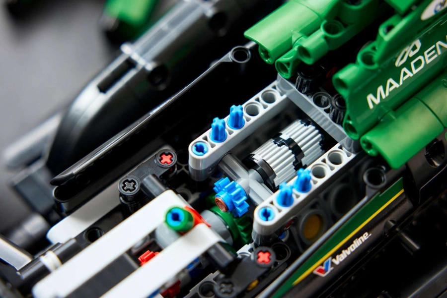 Блоковий конструктор LEGO Technic Автомобіль F1 Aston Martin Aramco AMR25 (42240)