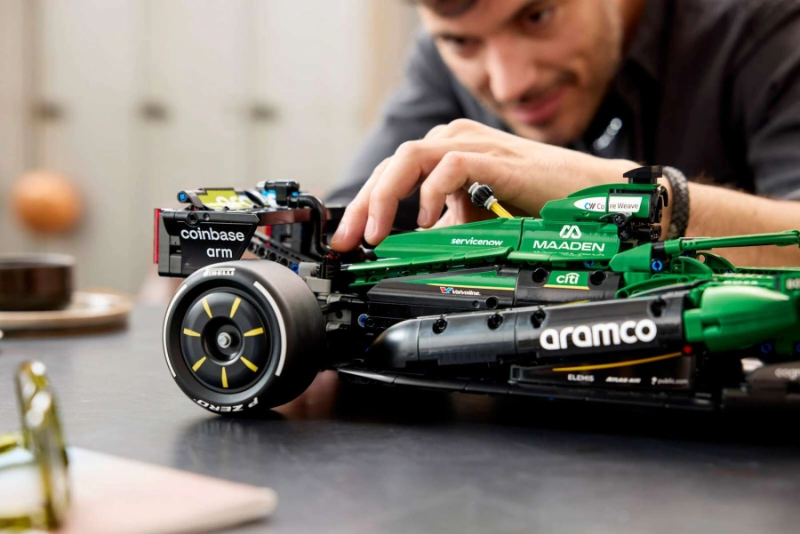 Блоковий конструктор LEGO Technic Автомобіль F1 Aston Martin Aramco AMR25 (42240)