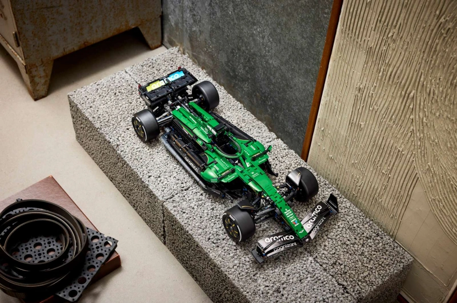 Блоковий конструктор LEGO Technic Автомобіль F1 Aston Martin Aramco AMR25 (42240)
