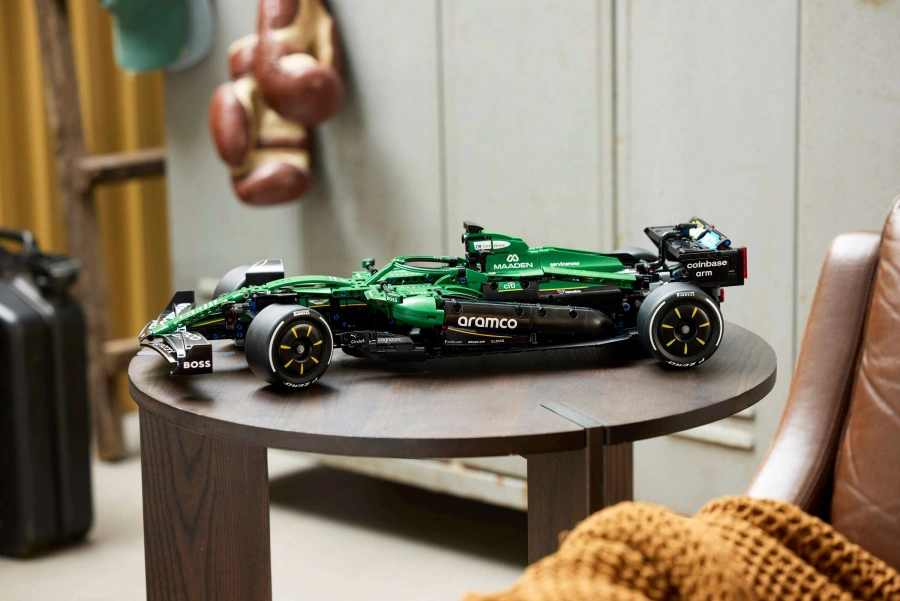 Блоковий конструктор LEGO Technic Автомобіль F1 Aston Martin Aramco AMR25 (42240)