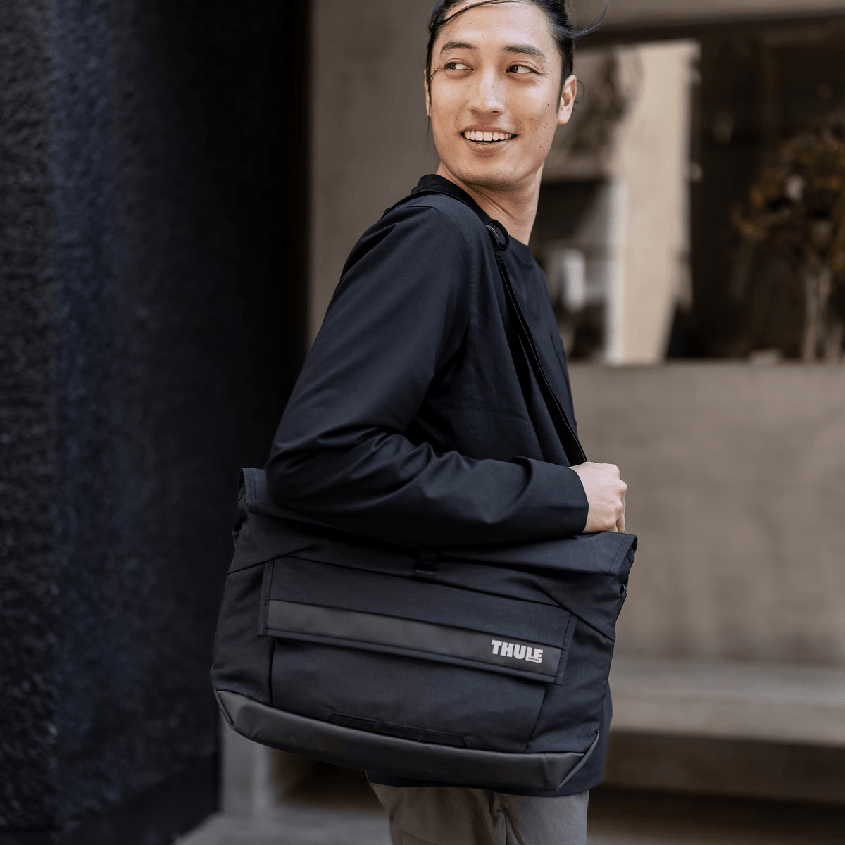 Сумка для ноутбука и планшета Thule Paramount Messenger Bag 14L - Black (3205007)
