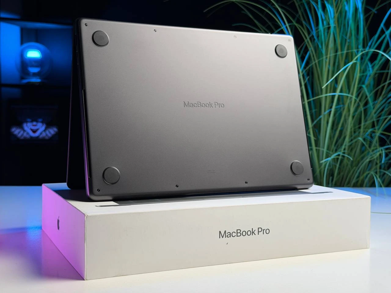 OPEN BOX Apple MacBook Pro 14" M5/10CPU/10GPU/24GB/1TB Space Black 2025 (MDE34) - Состояние: идеальное | Аккумулятор: 100% | Комплектация: полный | Гарантия: 3 мес.