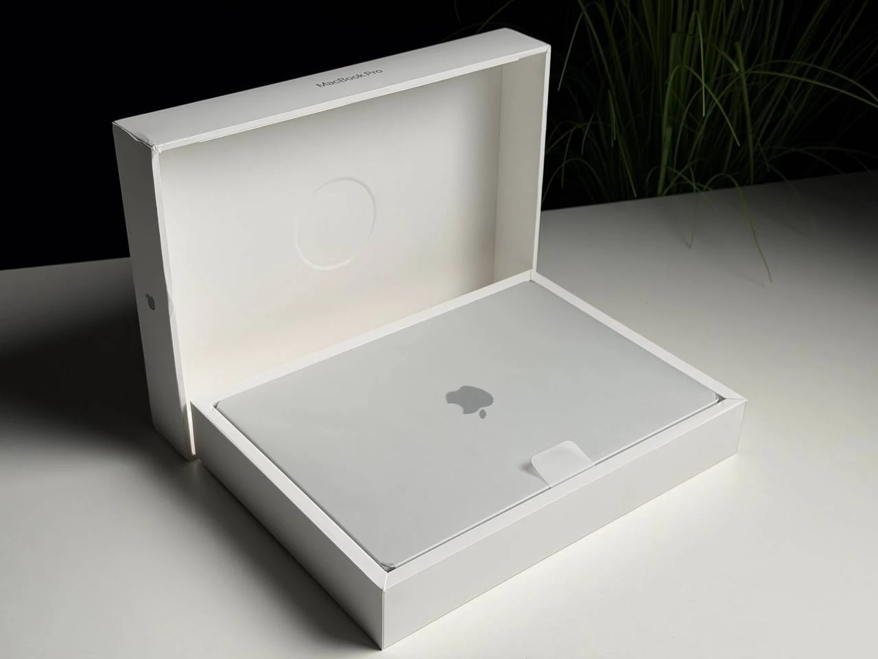 УЦЕНКА Apple MacBook Pro 16" M5 Max/18CPU/32GPU/36GB/2TB Silver 2026 (MGE74) - Состояние: новое, не активированное | Аккумулятор: 100% | Комплектация: полный | Гарантия: 3 мес.