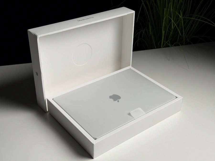 УЦЕНКА Apple MacBook Pro 16" M5 Max/18CPU/32GPU/36GB/2TB Silver 2026 (MGE74) - Состояние: новое, не активированное | Аккумулятор: 100% | Комплектация: полный | Гарантия: 3 мес.