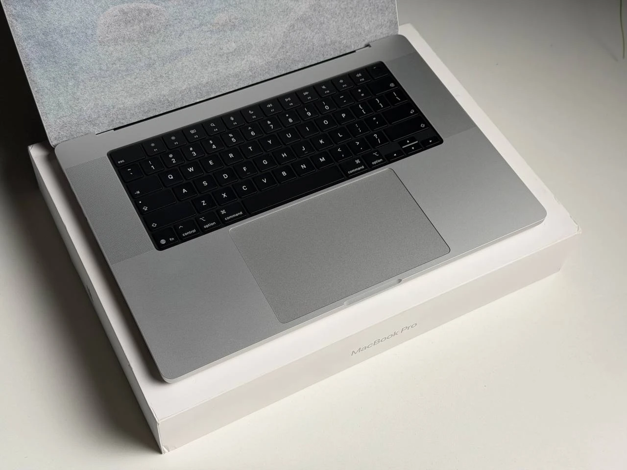 УЦЕНКА Apple MacBook Pro 16" M5 Max/18CPU/32GPU/36GB/2TB Silver 2026 (MGE74) - Состояние: новое, не активированное | Аккумулятор: 100% | Комплектация: полный | Гарантия: 3 мес.