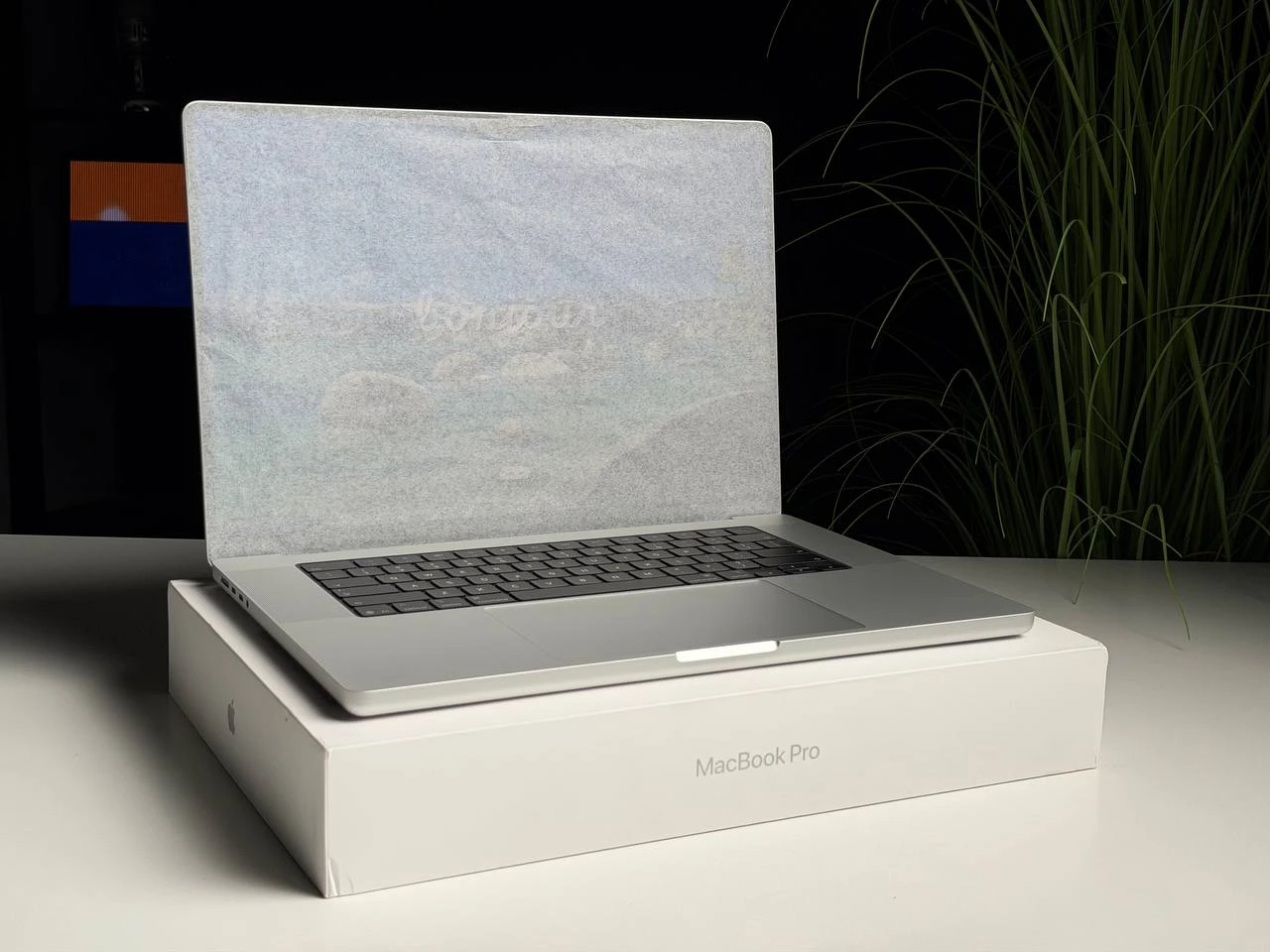 УЦЕНКА Apple MacBook Pro 16" M5 Max/18CPU/32GPU/36GB/2TB Silver 2026 (MGE74) - Состояние: новое, не активированное | Аккумулятор: 100% | Комплектация: полный | Гарантия: 3 мес.