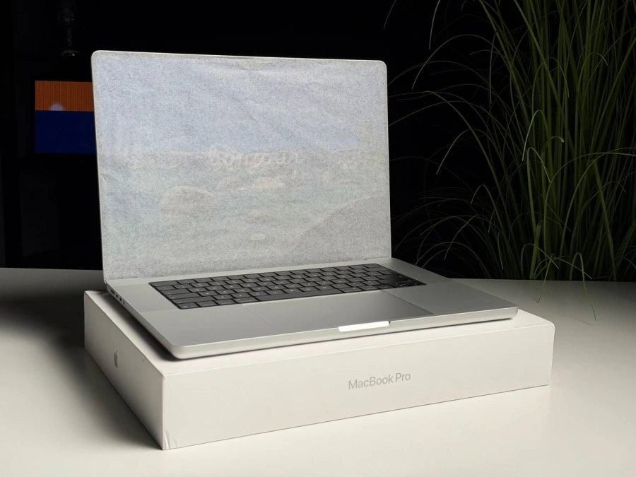 УЦЕНКА Apple MacBook Pro 16" M5 Max/18CPU/32GPU/36GB/2TB Silver 2026 (MGE74) - Состояние: новое, не активированное | Аккумулятор: 100% | Комплектация: полный | Гарантия: 3 мес.