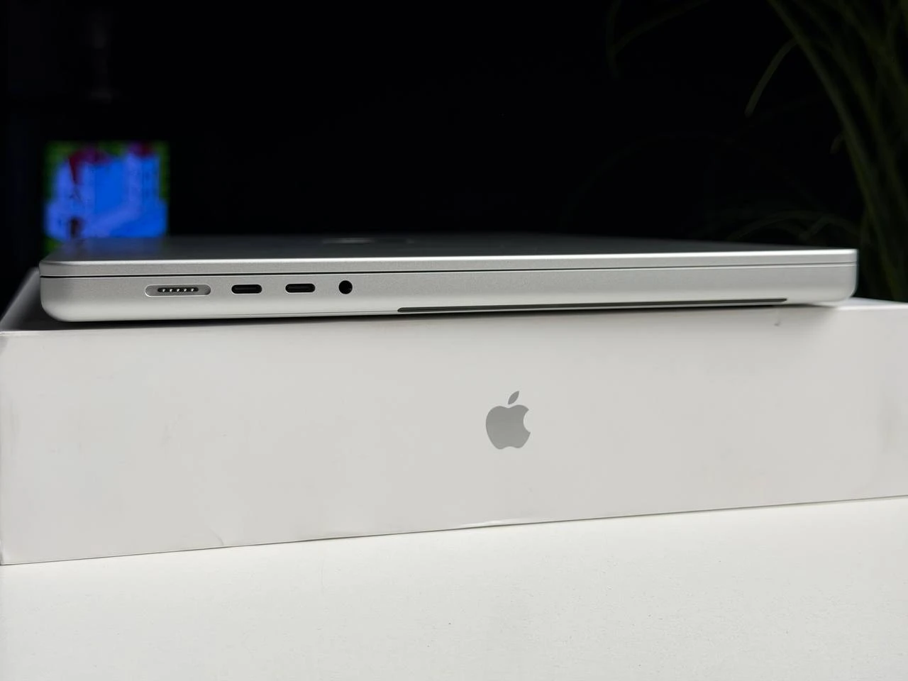 УЦЕНКА Apple MacBook Pro 16" M5 Max/18CPU/32GPU/36GB/2TB Silver 2026 (MGE74) - Состояние: новое, не активированное | Аккумулятор: 100% | Комплектация: полный | Гарантия: 3 мес.