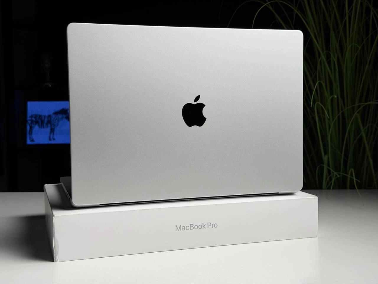 УЦЕНКА Apple MacBook Pro 16" M5 Max/18CPU/32GPU/36GB/2TB Silver 2026 (MGE74) - Состояние: новое, не активированное | Аккумулятор: 100% | Комплектация: полный | Гарантия: 3 мес.