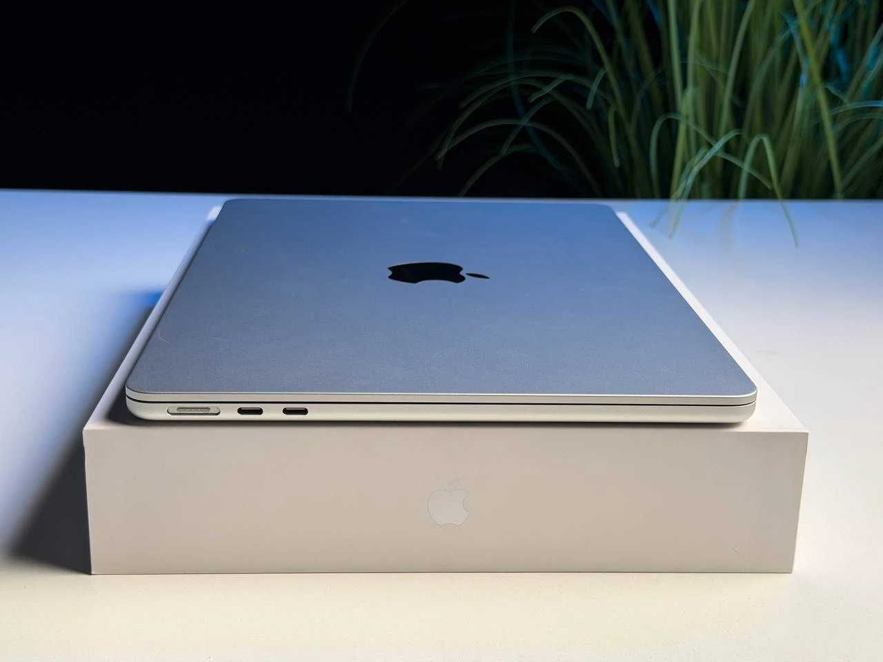 ВИТРИННЫЙ MacBook Air 13.6" Silver 2022 M2/16G/512 (Z15W000B4) - Состояние: хорошее | Аккумулятор: 100% | Комплектация: полный | Гарантия: 3 мес.