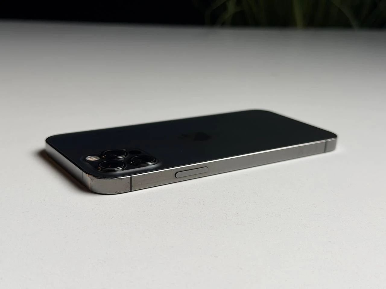ВЖИВАНИЙ Б/У Apple iPhone 12 Pro 256GB Graphite (MGLT3, MGMP3) - Состояние: хорошее | Аккумулятор: 100% | Комплектация: iPhone, кабель | Гарантия: 3 мес.