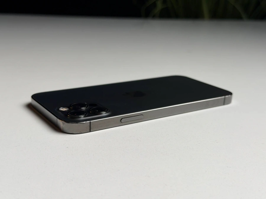 ВЖИВАНИЙ Б/У Apple iPhone 12 Pro 256GB Graphite (MGLT3, MGMP3) - Состояние: хорошее | Аккумулятор: 100% | Комплектация: iPhone, кабель | Гарантия: 3 мес.