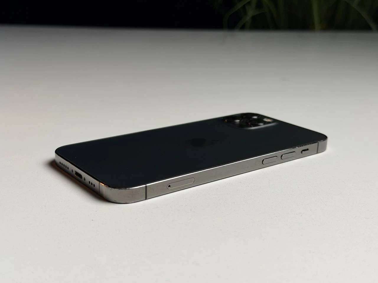 ВЖИВАНИЙ Б/У Apple iPhone 12 Pro 256GB Graphite (MGLT3, MGMP3) - Состояние: хорошее | Аккумулятор: 100% | Комплектация: iPhone, кабель | Гарантия: 3 мес.