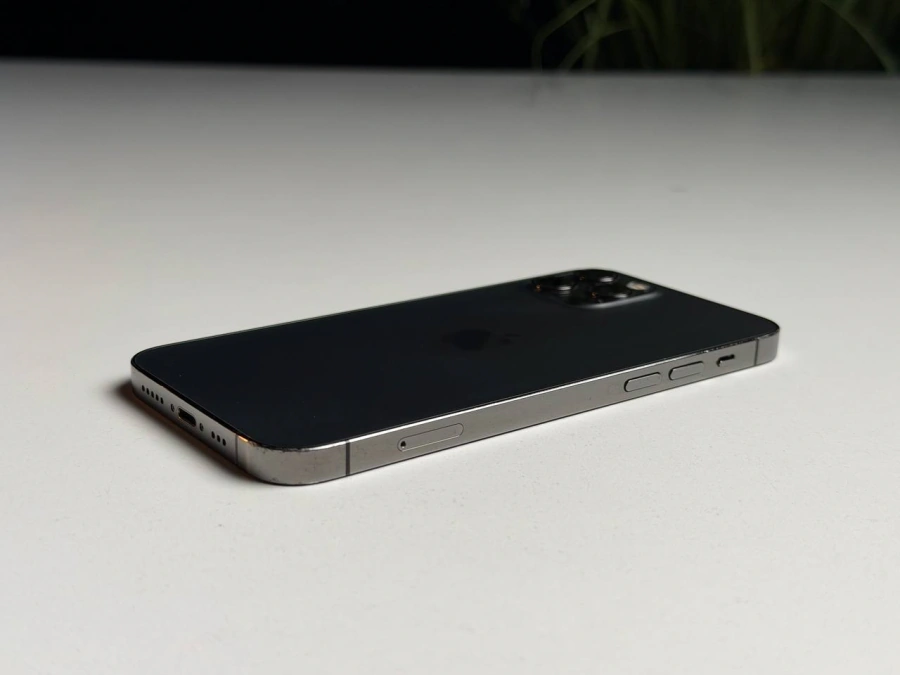 ВЖИВАНИЙ Б/У Apple iPhone 12 Pro 256GB Graphite (MGLT3, MGMP3) - Состояние: хорошее | Аккумулятор: 100% | Комплектация: iPhone, кабель | Гарантия: 3 мес.