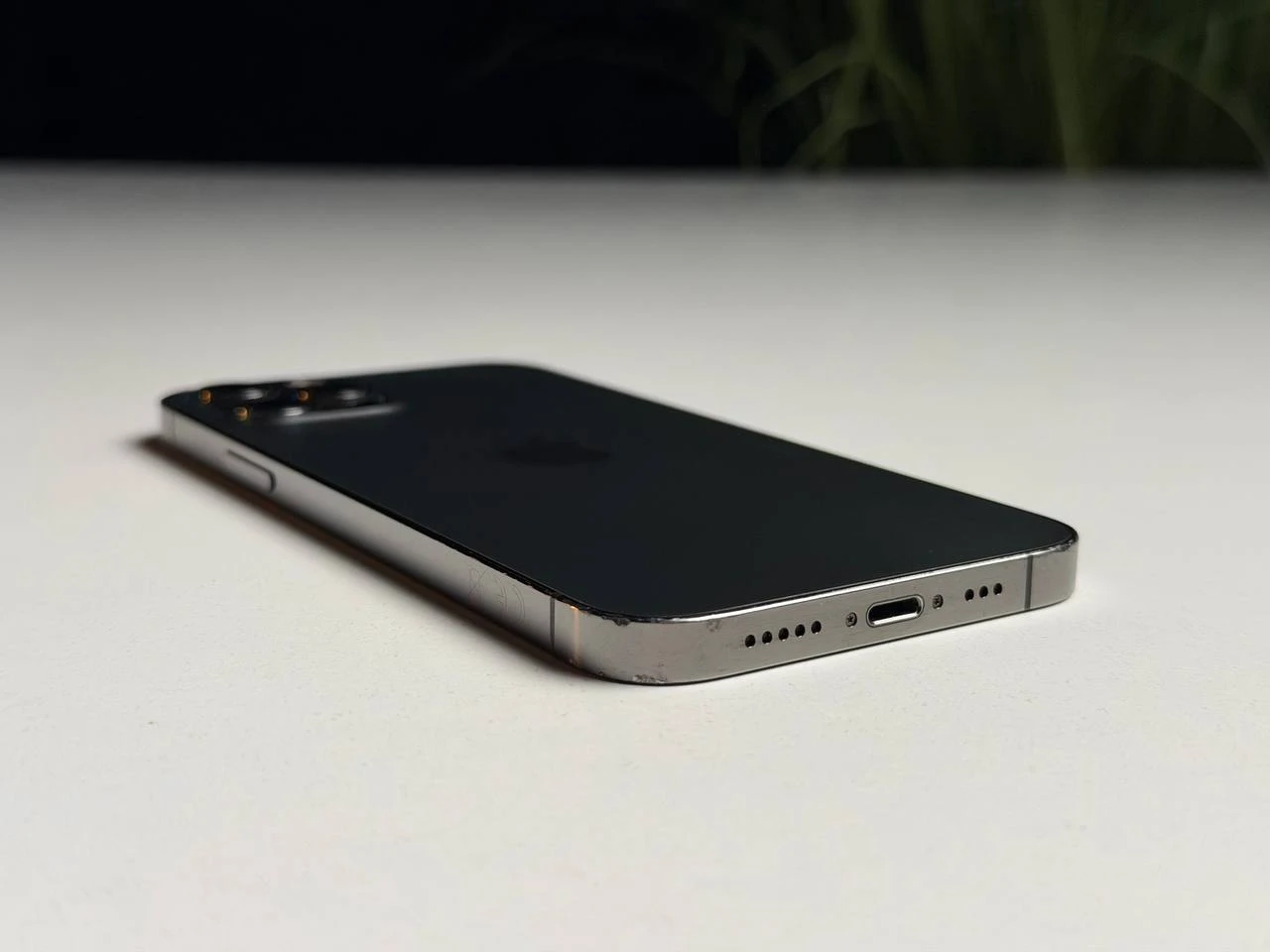 ВЖИВАНИЙ Б/У Apple iPhone 12 Pro 256GB Graphite (MGLT3, MGMP3) - Состояние: хорошее | Аккумулятор: 100% | Комплектация: iPhone, кабель | Гарантия: 3 мес.