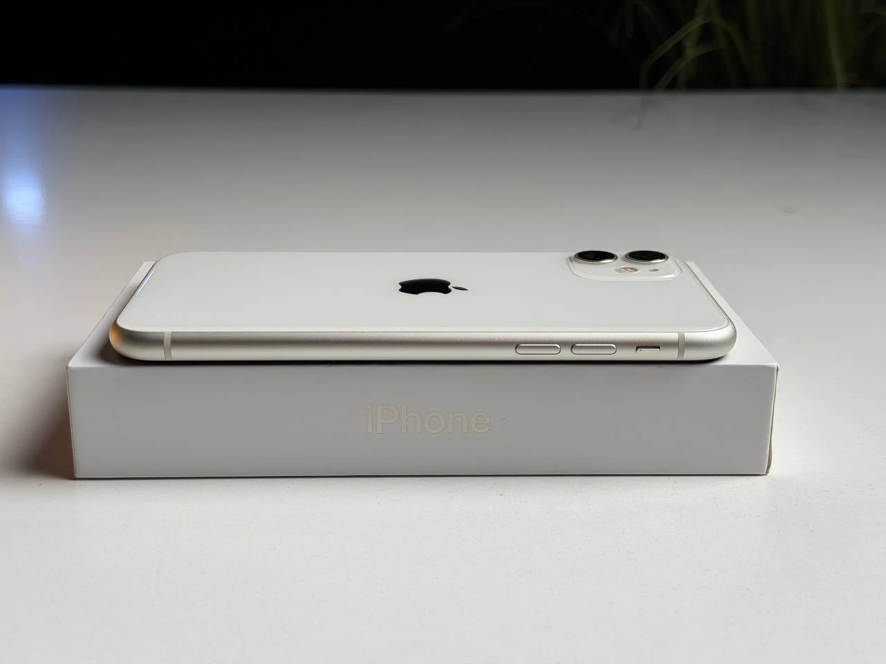 ВЖИВАНИЙ Б/У Apple iPhone 11 128GB White (MHCY3, MHDJ3) Slim Box - Состояние: хороший | Аккумулятор: 100% | Комплектация: полный | Гарантия: 3 мес.