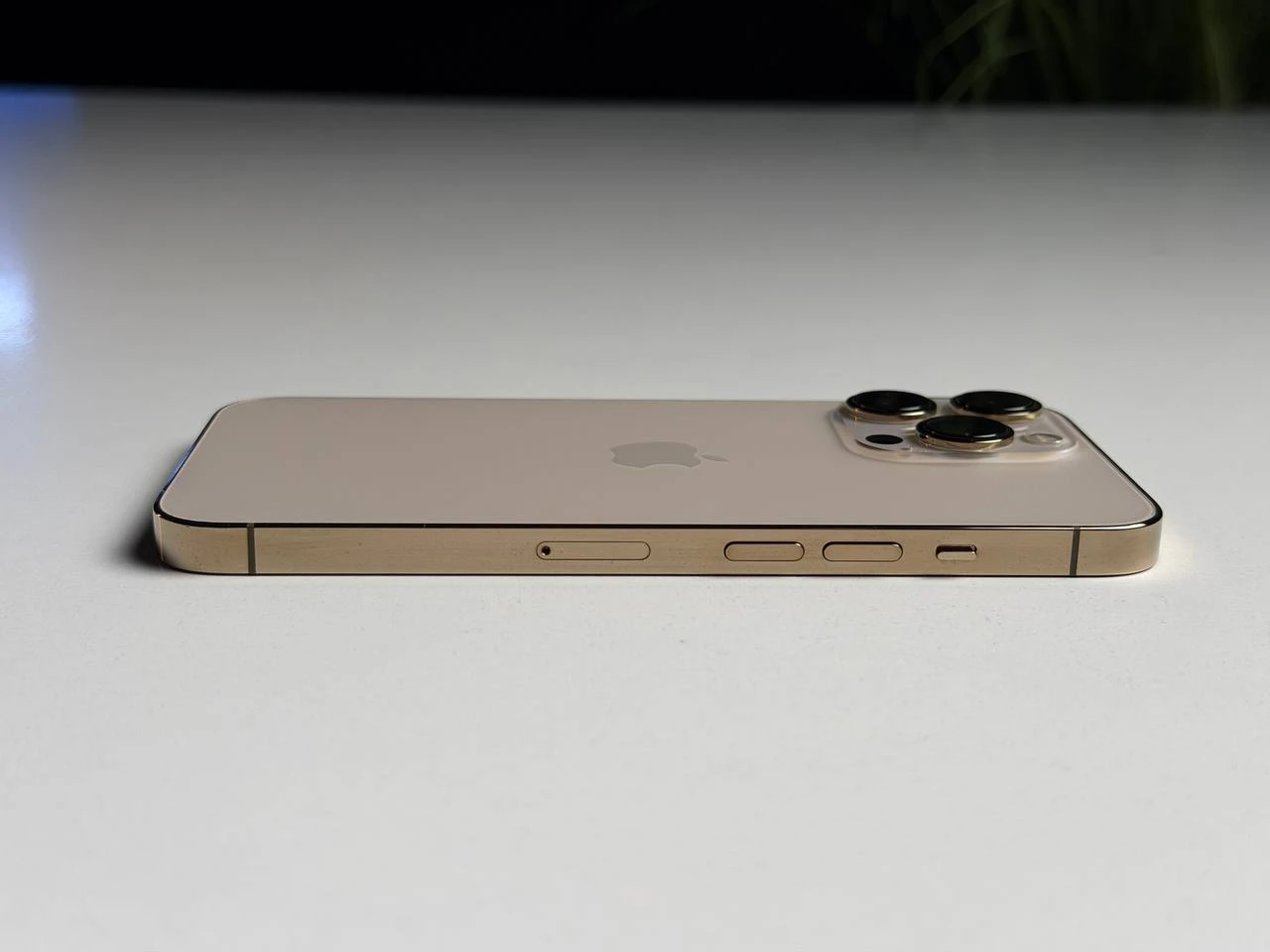 ВЖИВАНИЙ Б/У Apple iPhone 13 Pro 256GB Gold (MLTY3, MLVK3) - Состояние: хороший | Аккумулятор: 100% | Комплектация: iPhone, кабель | Гарантия: 3 мес.