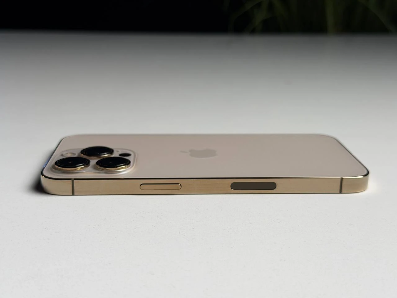 ВЖИВАНИЙ Б/У Apple iPhone 13 Pro 256GB Gold (MLTY3, MLVK3) - Состояние: хороший | Аккумулятор: 100% | Комплектация: iPhone, кабель | Гарантия: 3 мес.