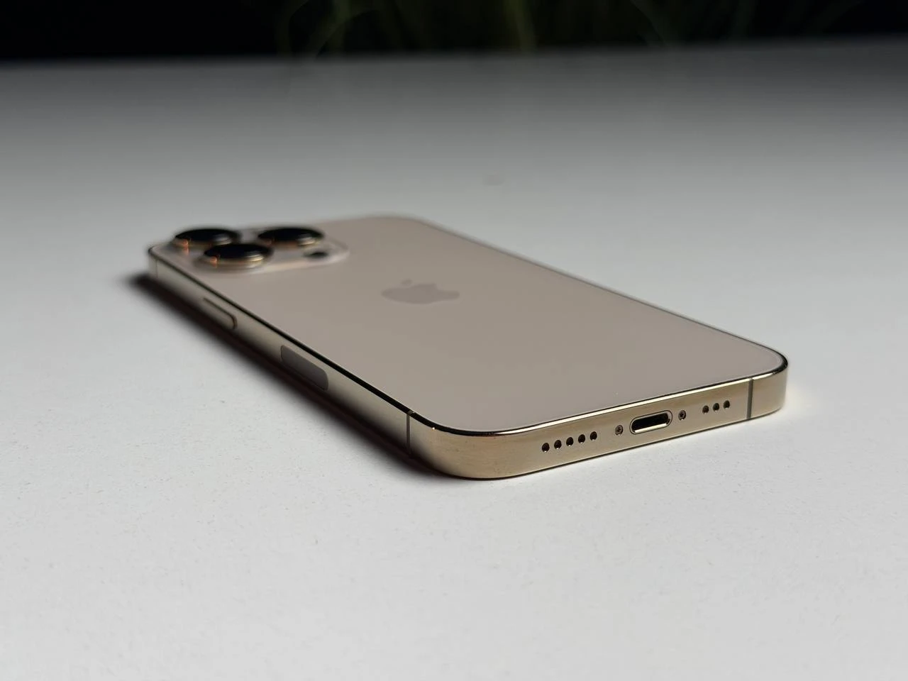 ВЖИВАНИЙ Б/У Apple iPhone 13 Pro 256GB Gold (MLTY3, MLVK3) - Состояние: хороший | Аккумулятор: 100% | Комплектация: iPhone, кабель | Гарантия: 3 мес.