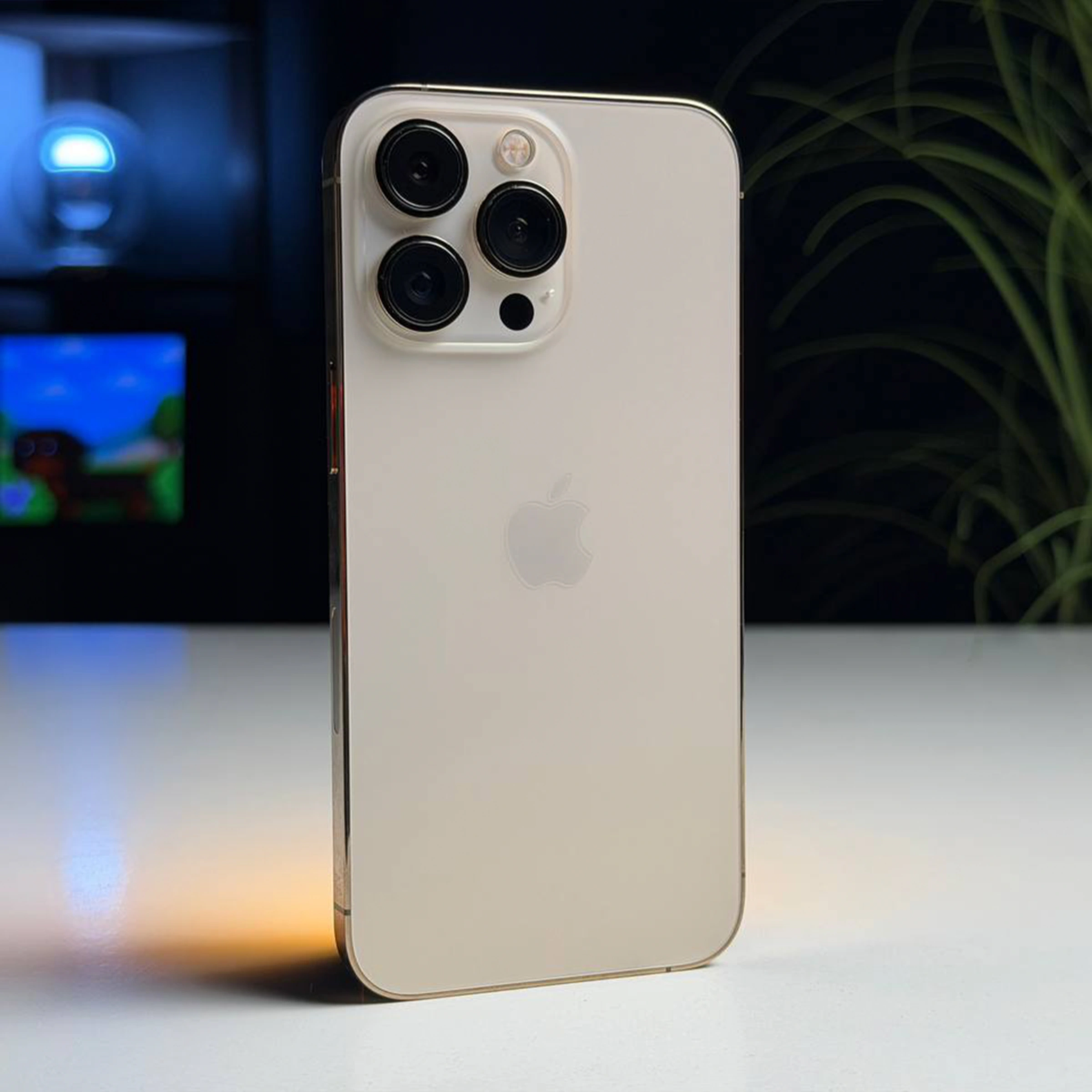 ВЖИВАНИЙ Б/У Apple iPhone 13 Pro 256GB Gold (MLTY3, MLVK3) - Состояние: хороший | Аккумулятор: 100% | Комплектация: iPhone, кабель | Гарантия: 3 мес.